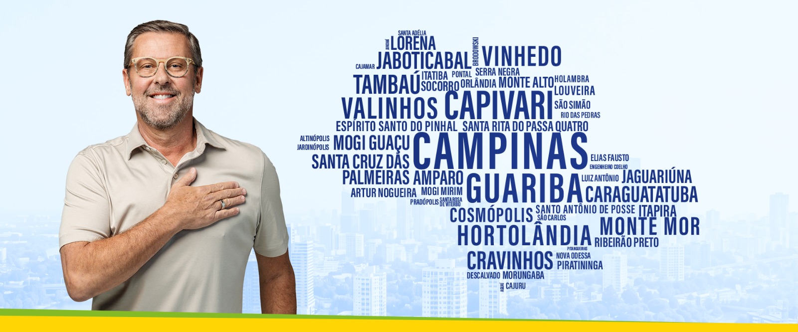 Carlos Sampaio com a mão no peito e as cidades de São Paulo formando o mapa do estado ao fundo